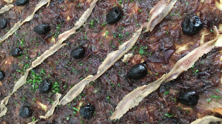 Pissaladière d'oignons rouges