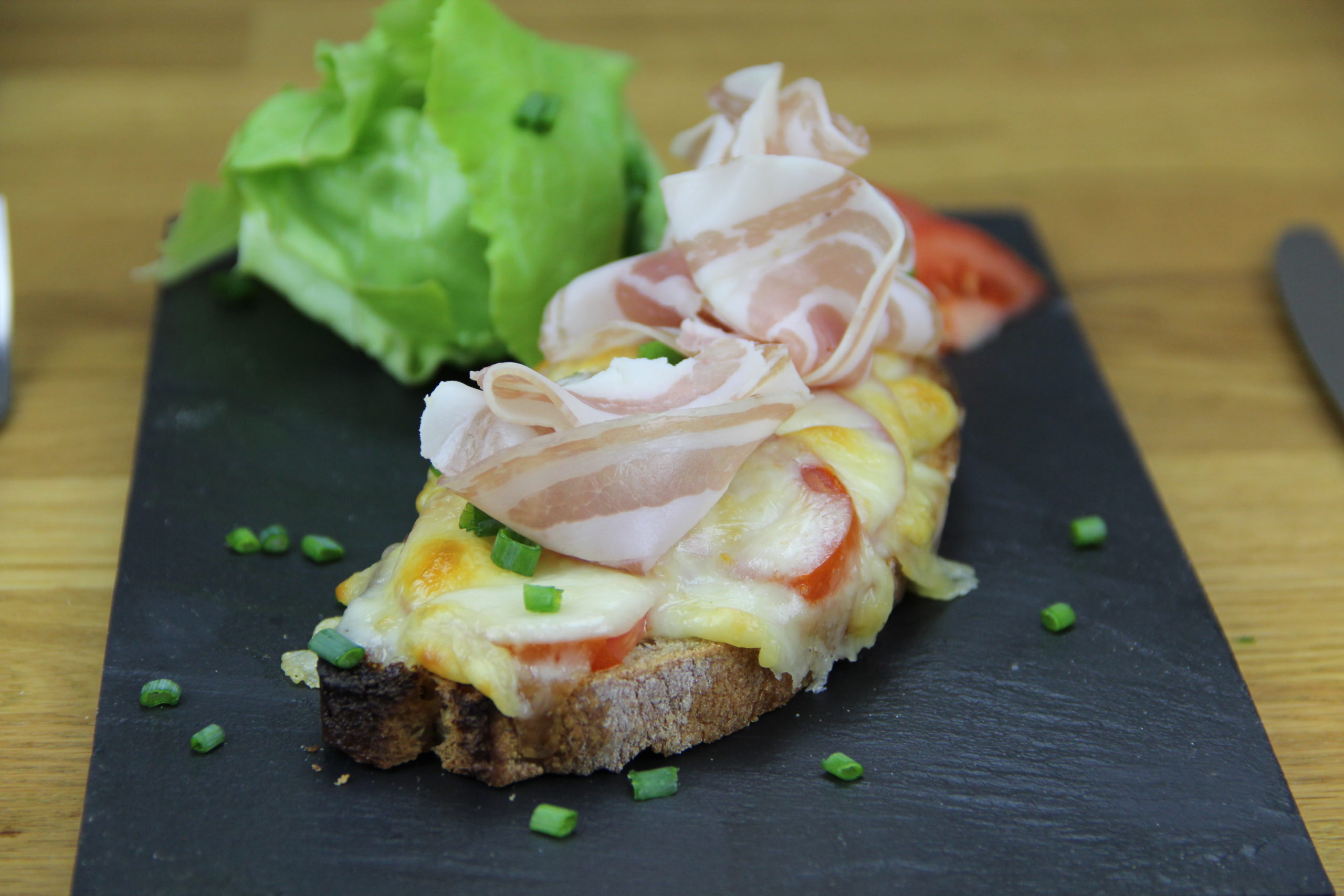 Tartine tomate, Neufchâtel et pancetta