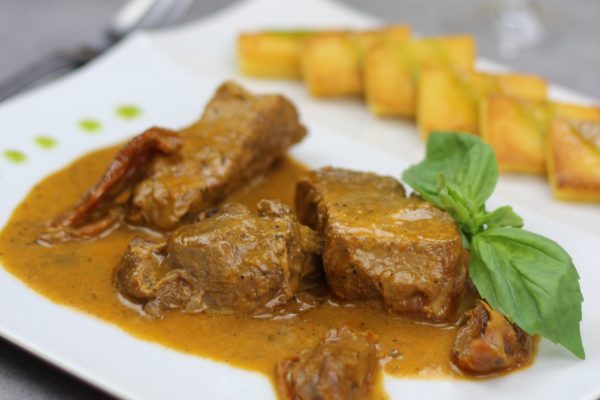 Sauté de veau tomate confite et basilic, palets de polenta