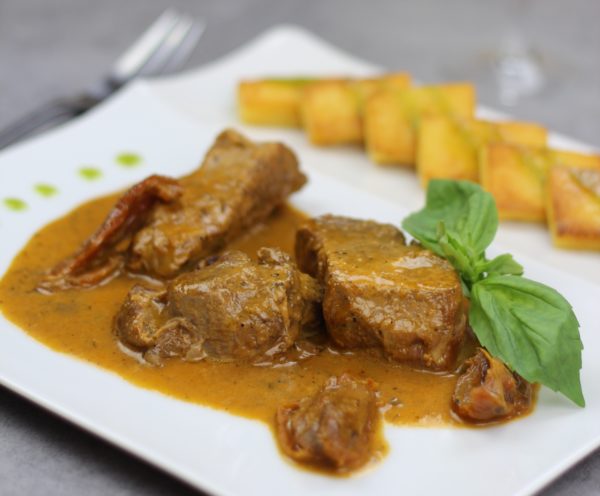 Sauté de veau tomate confite et basilic, palets de polenta